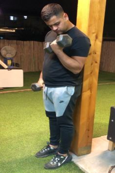 עדי מרים משקולות לבד בבית. צילום: רוי קצב