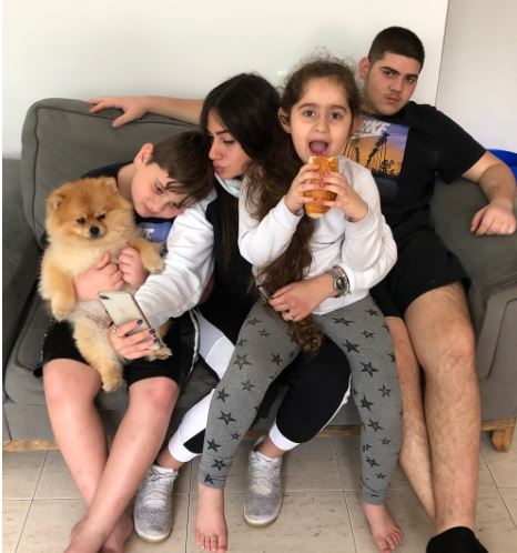 משפחת עזרא בימי הבידוד. צילום: קסם עזרא