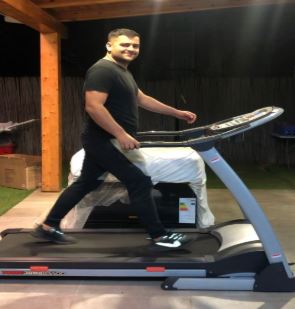 עדי עושה הליכות בבית שלנו בימי הקורונה. צילום: רוי קצב