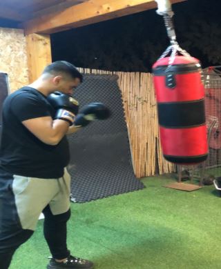 עדי מתאמן בבית וחוזר על התרגילים מהמכון. צילוםL רוי קצב