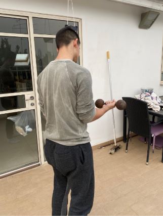 עומר מתאמן בבית. צילום: בר לוקץ