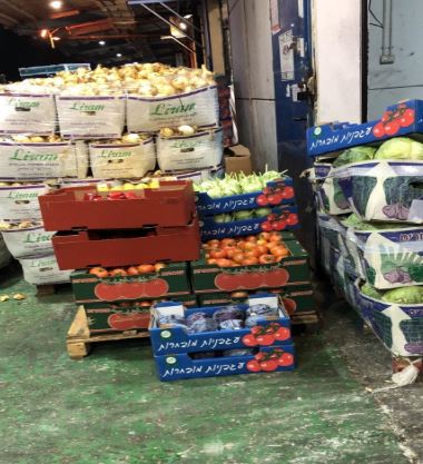 סחורה טריה בשוק. צילום: אביב קצב