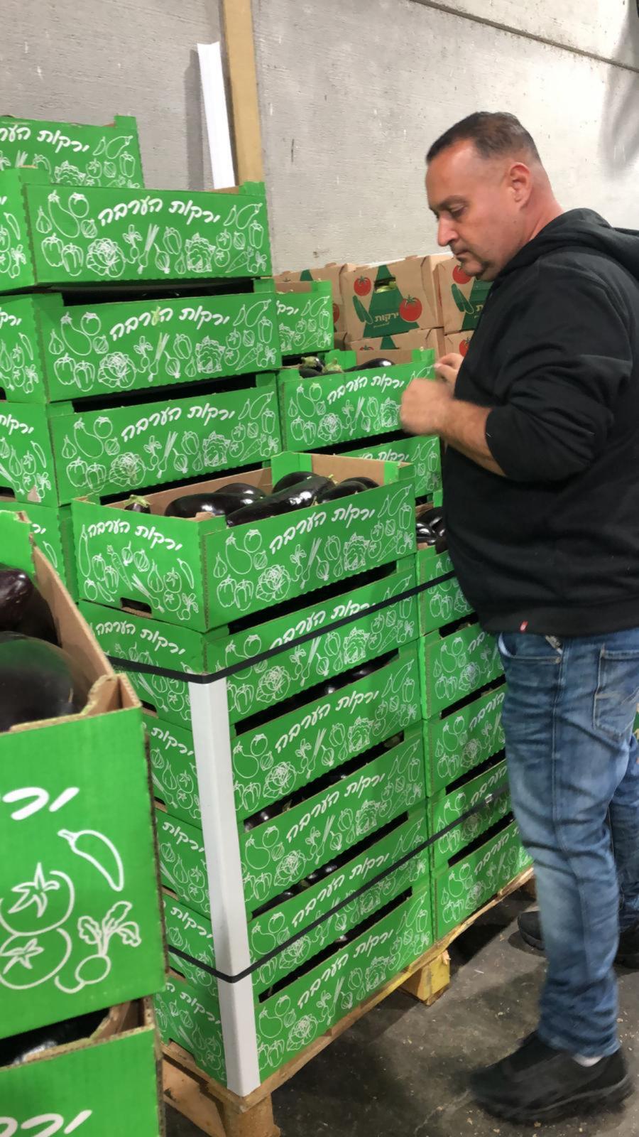 רונן מוכר בשוק. צילום: איתי קצב