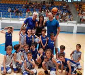 תמי עם ילדים בפעילות ספורטיבית. צילום: